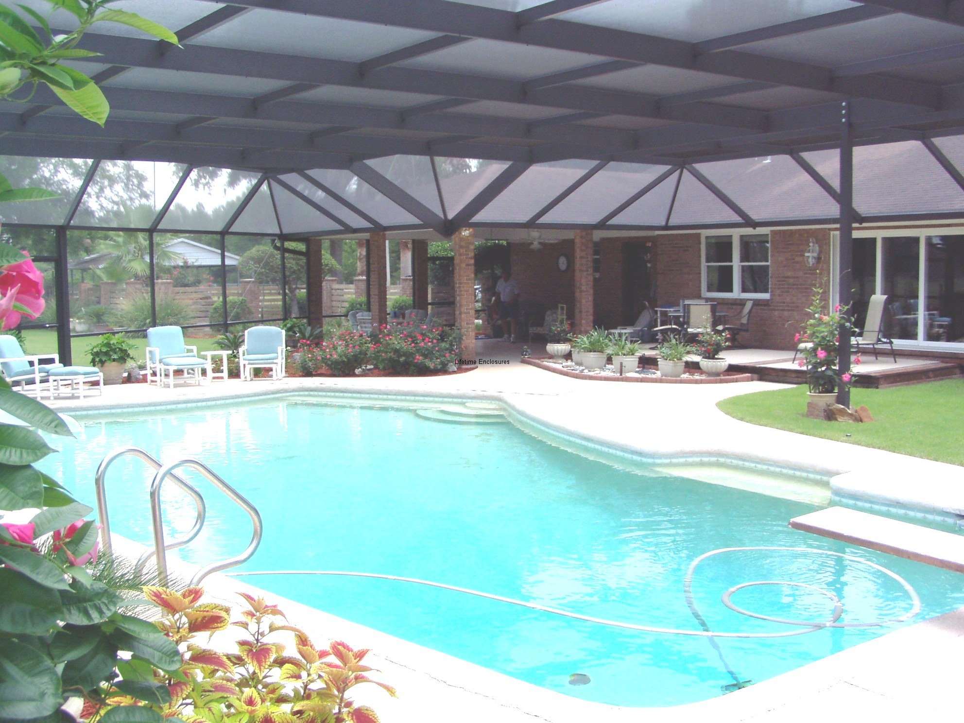 enclosed pool cost